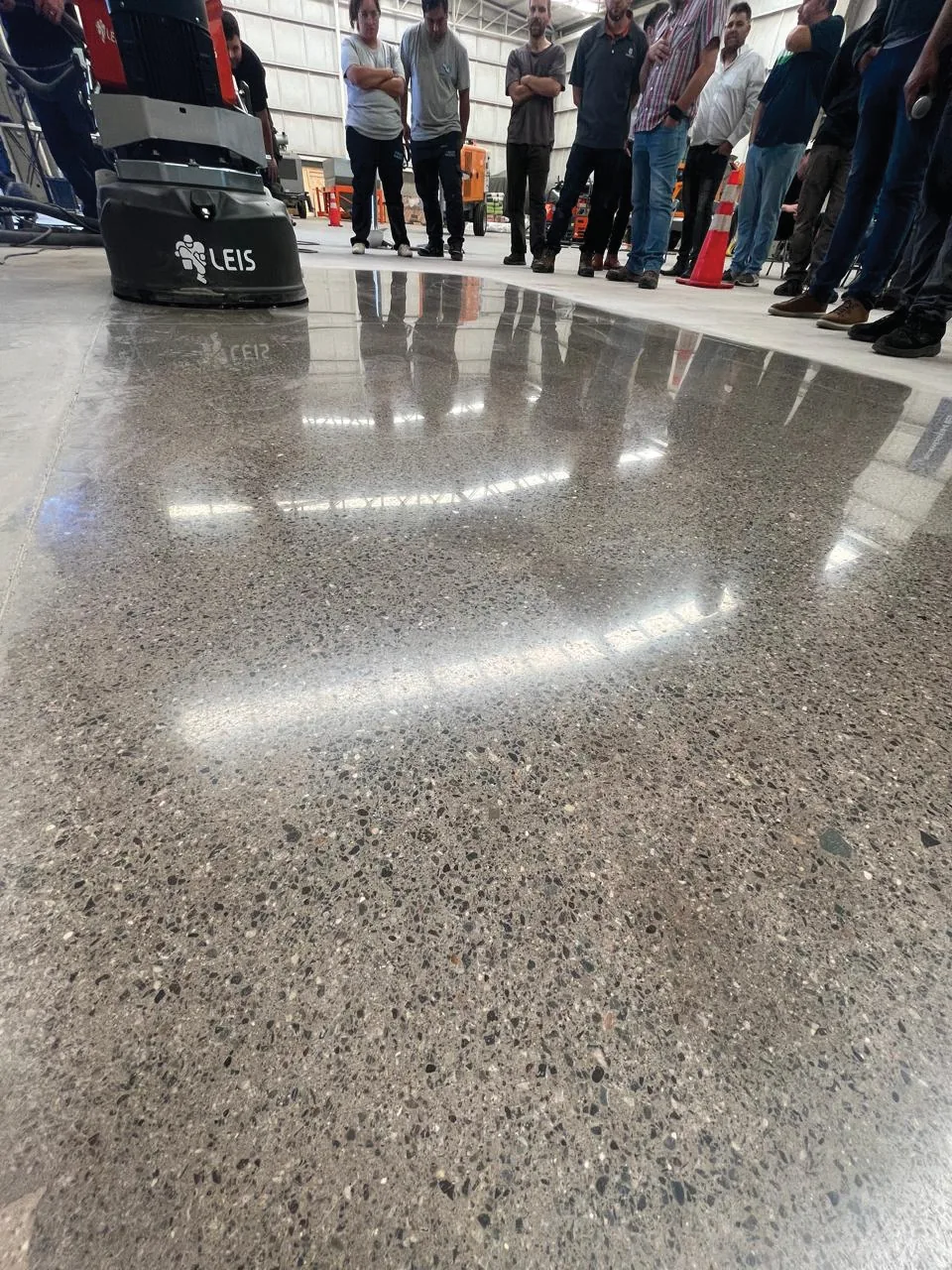 Piso de hormigón pulido brillante